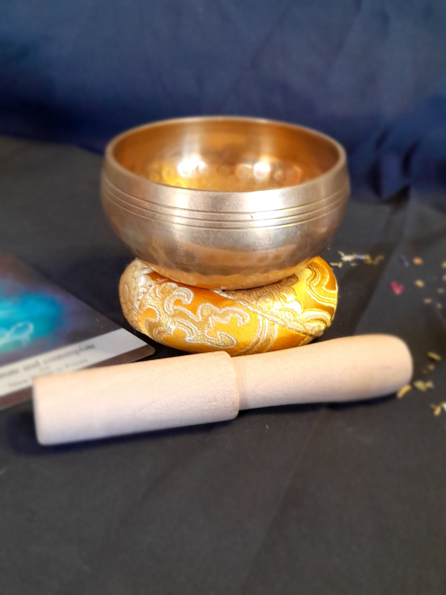 Singing bowl with pillow