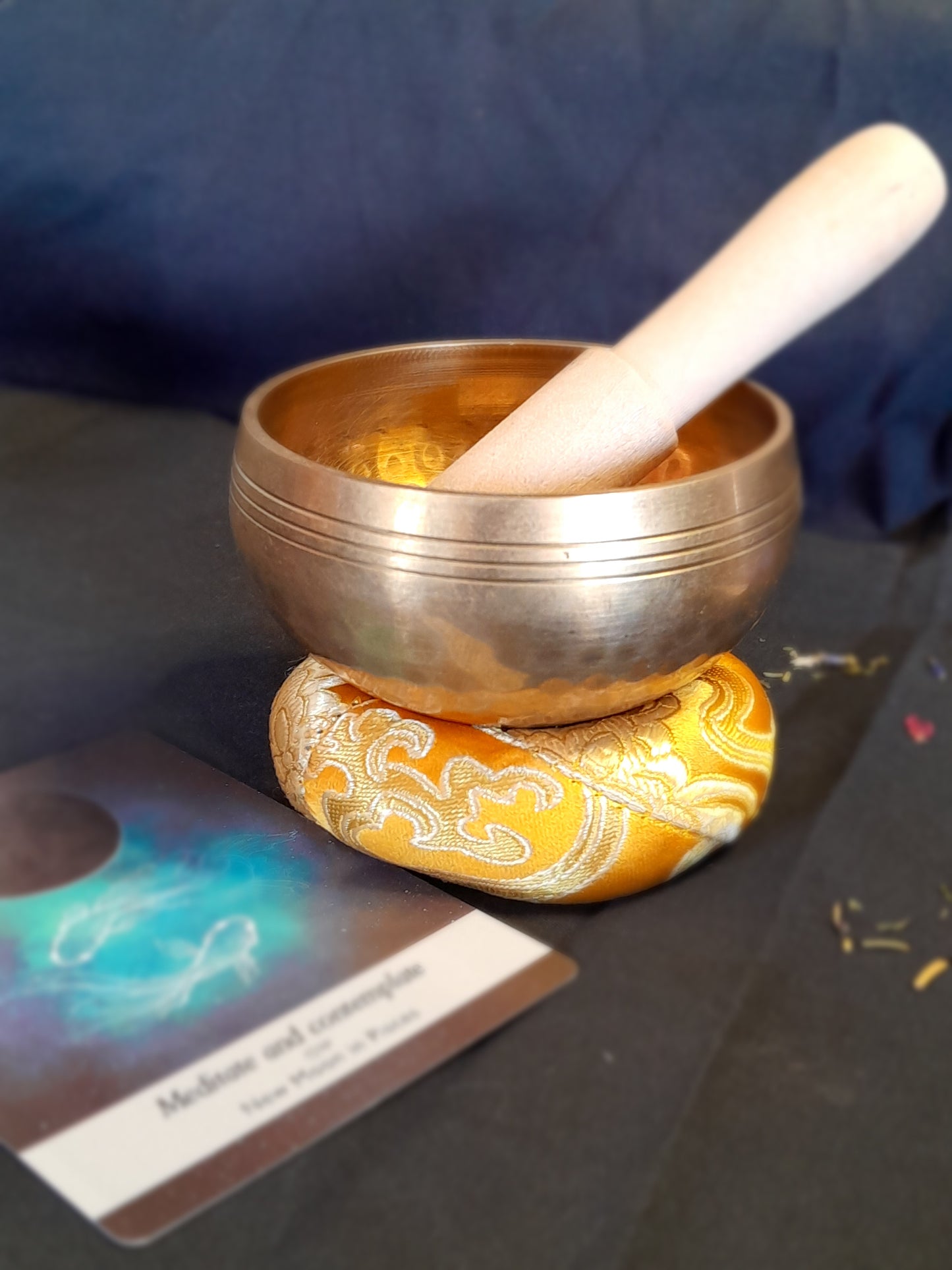 Singing bowl with pillow