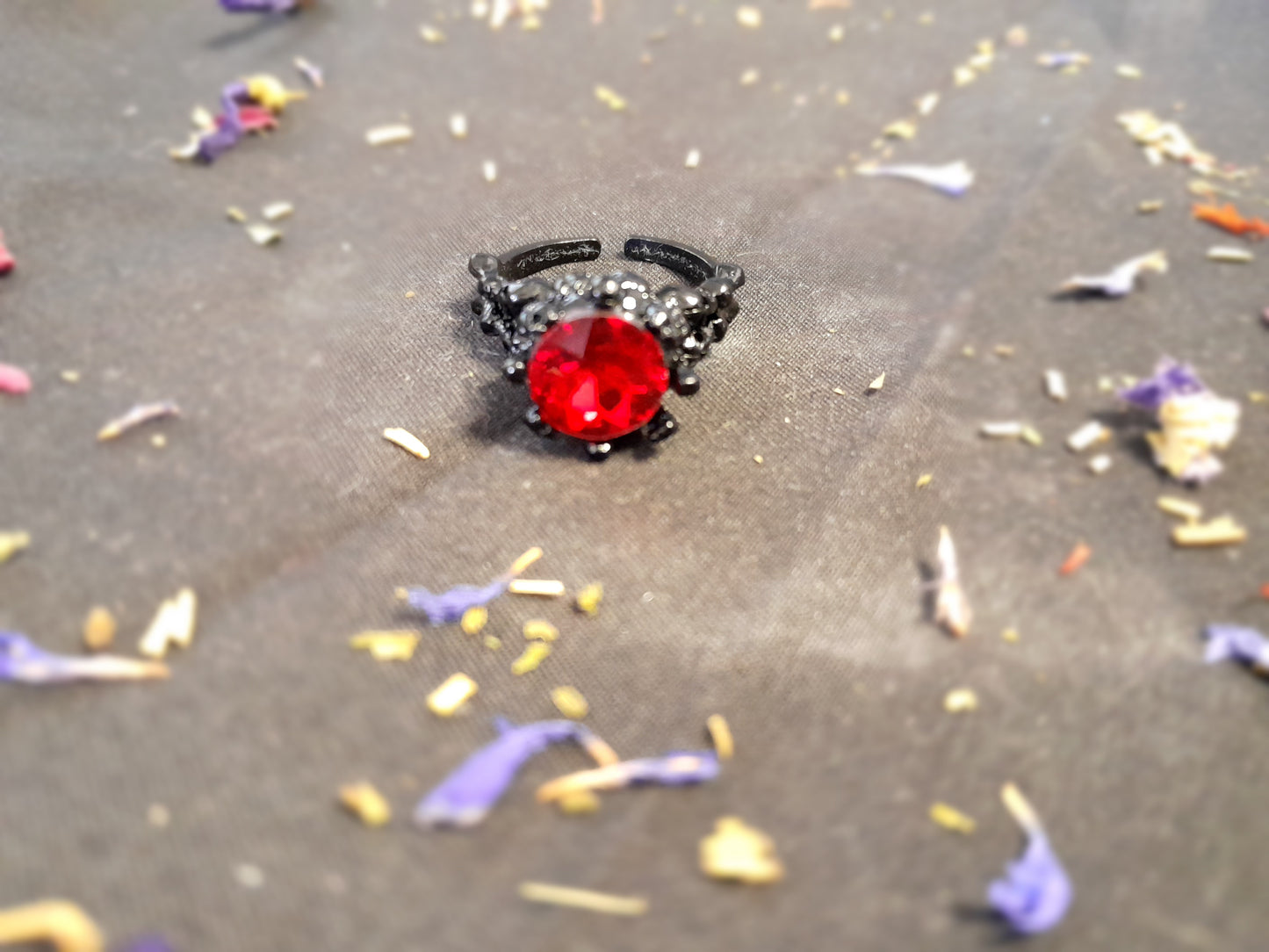 Red/black skulls ring