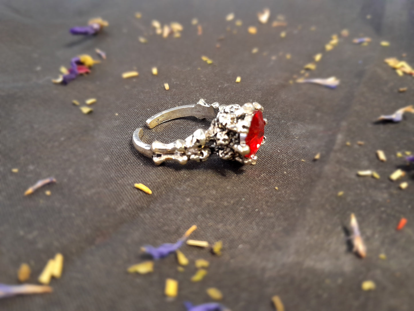 Red/silver skulls ring