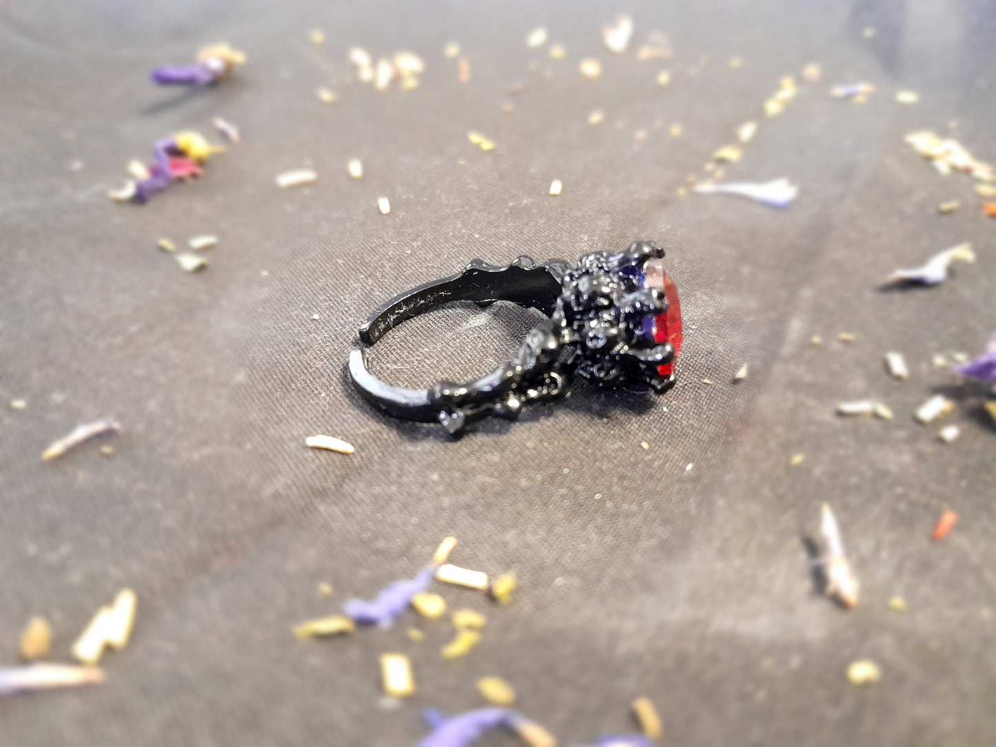 Red/black skulls ring