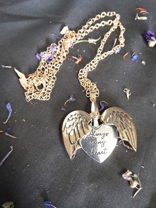 Angel wing necklace - gold